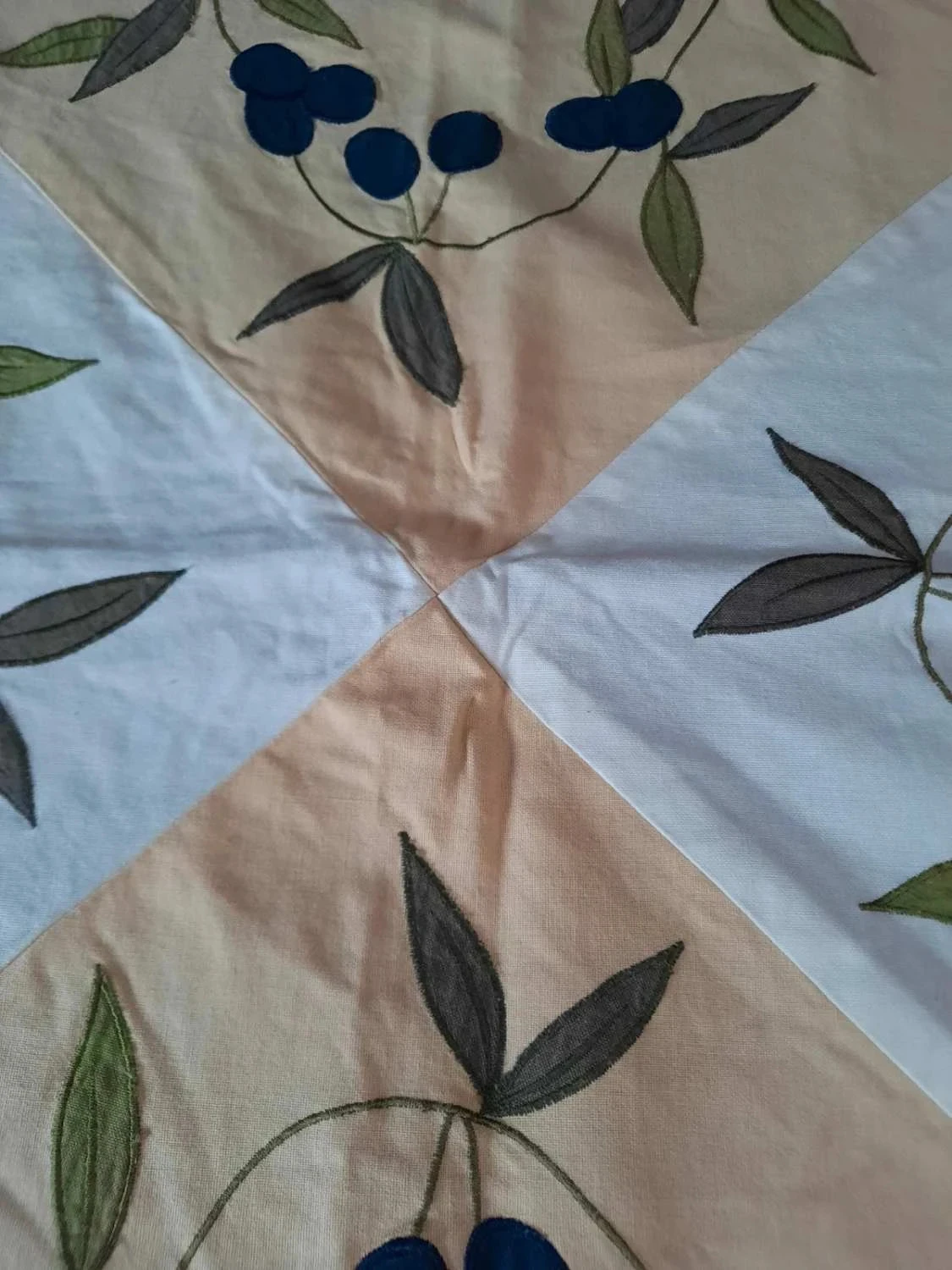 🥀Très jolie nappe neuve en coton épais brodé 150 x 150 cm. – photo 2
